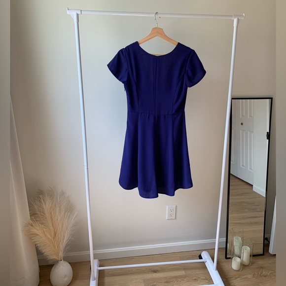 Aritzia - V-neck mini dress - Picture 3 of 3
